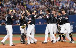 オリックスに勝利し、タッチを交わすソフトバンクナイン=京セラドーム
