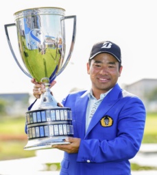 通算18アンダーで優勝し、トロフィーを手に笑顔の比嘉一貴=ジャック・ニクラウスGC(共同)
