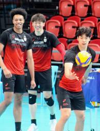 カナダ戦に向け調整する宮浦(右)、石川(中央)ら=マニラ(共同)