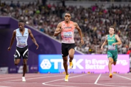 男子400メートル予選 力走する中島佑気ジョセフ(中央)=国立競技場