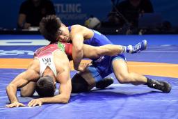 男子フリースタイル74キロ級準々決勝でイラン選手(左)と対戦する高橋海大=ザグレブ(共同)