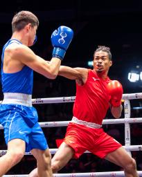 ボクシングの世界選手権男子70キロ級決勝でパンチを放つ岡沢セオン(右)=リバプール((C)World Boxing#WBCLiverpool2025)