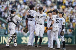 中日に勝利し、タッチを交わす佐藤輝(左から3人目)ら阪神ナイン=甲子園