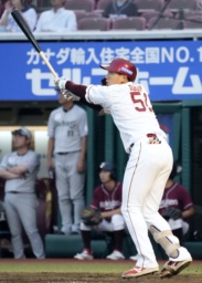 12回楽天無死、小郷が右中間にサヨナラ本塁打を放つ=楽天モバイルパーク