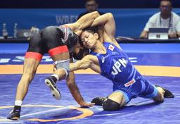 男子フリースタイル65キロ級準々決勝でロシア出身選手(左)と対戦する清岡幸大郎=ザグレブ(共同)