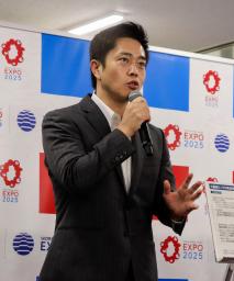 記者団の取材に応じる大阪府の吉村洋文知事=16日午後、大阪市此花区の夢洲