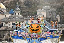 東京ディズニーシーで報道陣に公開された「ディズニー・ハロウィーン」のプログラム=16日午後、千葉県浦安市
