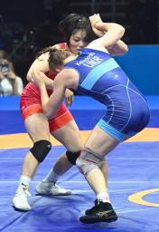 女子65キロ級準々決勝でウクライナ選手(手前)と対戦する森川美和=ザグレブ(共同)