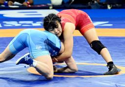 女子59キロ級決勝でウクライナ選手(左)と対戦する尾西桜=ザグレブ(共同)