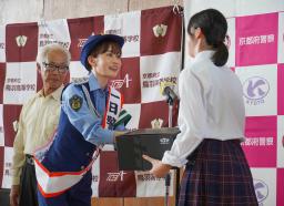 京都・南署の一日署長に就任し、市内の高校を訪問した俳優の前田敦子さん=17日午後、京都市南区
