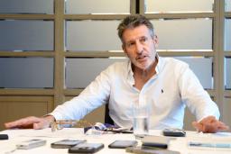 取材に応じる世界陸連のセバスチャン・コー会長=17日、東京都内