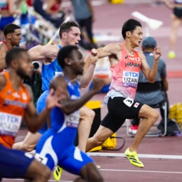 男子200メートル予選 力走する鵜沢飛羽(右端)=国立競技場