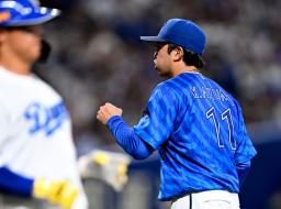 8回を投げ終え、ガッツポーズするDeNA・東。無失点で14勝目を挙げた=バンテリンドーム