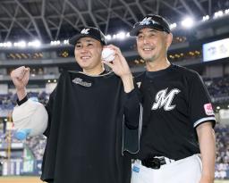 プロ初勝利を挙げ、吉井監督(右)と記念撮影に応じるロッテ・広池=京セラドーム