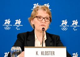 IOC調整委の会議を終え、記者会見するクロスター委員長=17日、ミラノ(共同)