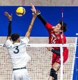 リビア戦でスパイクを放つ石川=マニラ(Volleyball World提供)