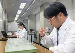 清酒の風味を確認する大阪国税局の職員ら=18日午後、大阪市中央区