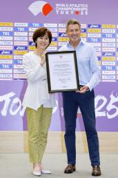 世界陸連のセバスチャン・コー会長(右)から表彰状を授与され、写真に納まる日本陸連の有森裕子会長=18日、国立競技場