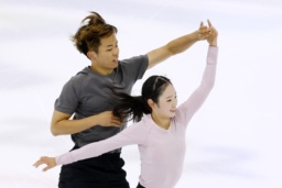公式練習で調整するペアの長岡柚奈(右)、森口澄士組=北京(共同)