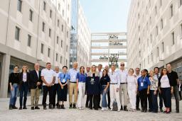 2026年ミラノ・コルティナ冬季五輪のミラノの選手村を視察したIOCのコベントリー会長(中央)ら=18日(共同)