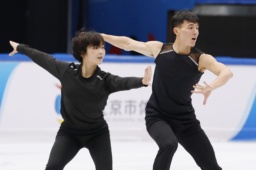 公式練習で調整するペアのリョム・テオク(左)、ハン・クムチョル組=18日、北京(共同)