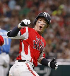 8回、同点ソロを放ち本塁へ向かうソフトバンク・栗原=みずほペイペイドーム