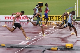 男子400メートル決勝 ゴールする中島佑気ジョセフ(左端)=国立競技場