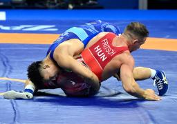 男子グレコローマン77キロ級準決勝でハンガリー選手(右)と対戦する日下尚=ザグレブ(共同)