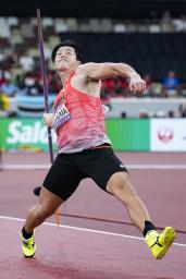 陸上世界選手権の男子やり投げ予選で投てきする長沼元=17日、東京・国立競技場
