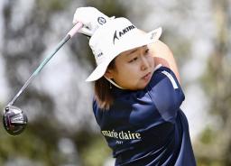 第1日、4番でティーショットを放つ小滝水音。6アンダーで首位=新南愛知CC