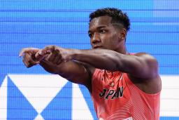 男子110メートル障害予選の選手紹介時に、アニメや漫画のキャラクターのポーズを披露する村竹ラシッド=15日、東京・国立競技場