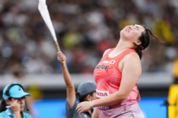女子やり投げ予選 2投目を終え、天を仰ぐ北口榛花=国立競技場