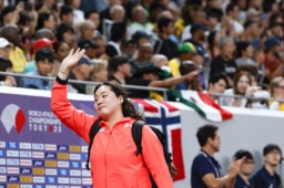 陸上世界選手権の女子やり投げ予選を終え、声援に応えながら引き揚げる北口榛花=19日、東京・国立競技場