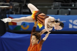 ペアSP 演技する長岡柚奈(上)、森口澄士組=北京(共同)