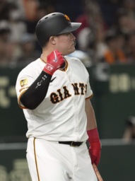 4回、勝ち越しとなる押し出し死球を受けガッツポーズする巨人・リチャード=東京ドーム