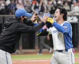 9回、サヨナラ二塁打を放ち新庄監督(左)に迎えられる日本ハム・浅間=エスコンフィールド