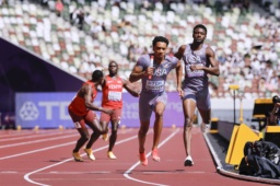 米国とケニアのチームで行われた男子1600メートルリレーの再レース=国立競技場