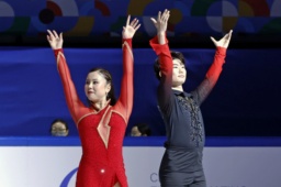 アイスダンスフリーの演技を終え、あいさつする吉田唄菜(左)、森田真沙也組=北京(共同)