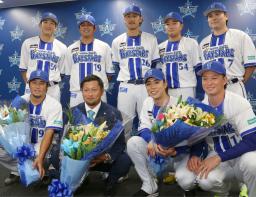 今季限りでの現役引退を決め、チームメートと写真に納まるDeNAの森唯斗投手(前列左から2人目)=21日、横浜市