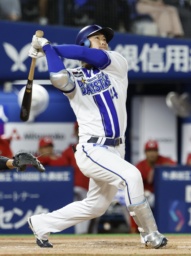 3回DeNA2死一塁、石上が右越えに2ランを放つ=横浜