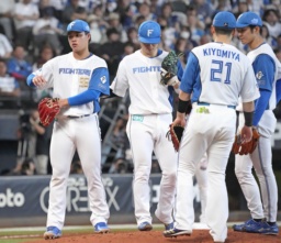 2回、満塁のピンチで孫易磊(左端)の元に集まる日本ハムナイン=エスコンフィールド