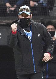 ガッツポーズする日本ハム・新庄監督=4月、エスコンフィールド