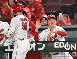 2回、2ランを放った中村奨(左)を迎える広島・新井監督=マツダ