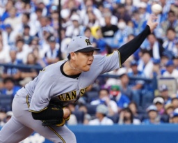 7回に登板した阪神・及川。連続試合ホールド17のプロ野球記録に並んだ=横浜