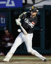 4回ソフトバンク1死二、三塁、川瀬が中前に適時打を放つ=楽天モバイルパーク