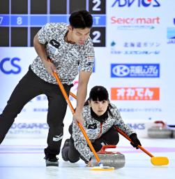 1次リーグで上野美優、山口剛史組と対戦し、ショットを放つ松村千秋。左は谷田康真=稚内市みどりスポーツパーク