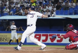 1回ヤクルト2死一、二塁、オスナが左前に先制打を放つ=神宮