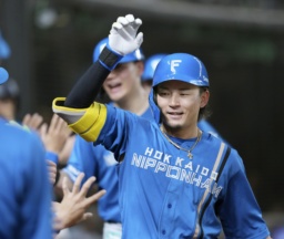 5回、勝ち越し3ランを放ちベンチ前で迎えられる日本ハム・水野=ベルーナドーム