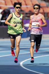 パラ陸上世界選手権の男子5000メートル(視覚障害T11)で力走する唐沢剣也(右)=ニューデリー(日本パラ陸連提供・共同)