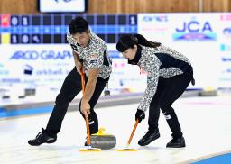 小穴桃里、青木豪組との決勝第1戦、スイープする松村千秋(右)、谷田康真組=稚内市みどりスポーツパーク